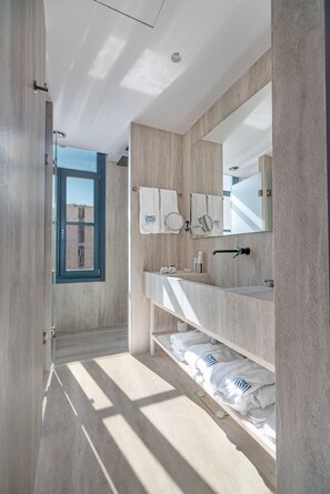 Acropolis View Suite | Badeværelse | Bruser, brusehoved med spredningseffekt, gratis toiletartikler