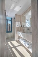 Acropolis View Suite | 浴室 | 淋浴设施、大花洒淋浴喷头、免费洗浴用品、吹风机