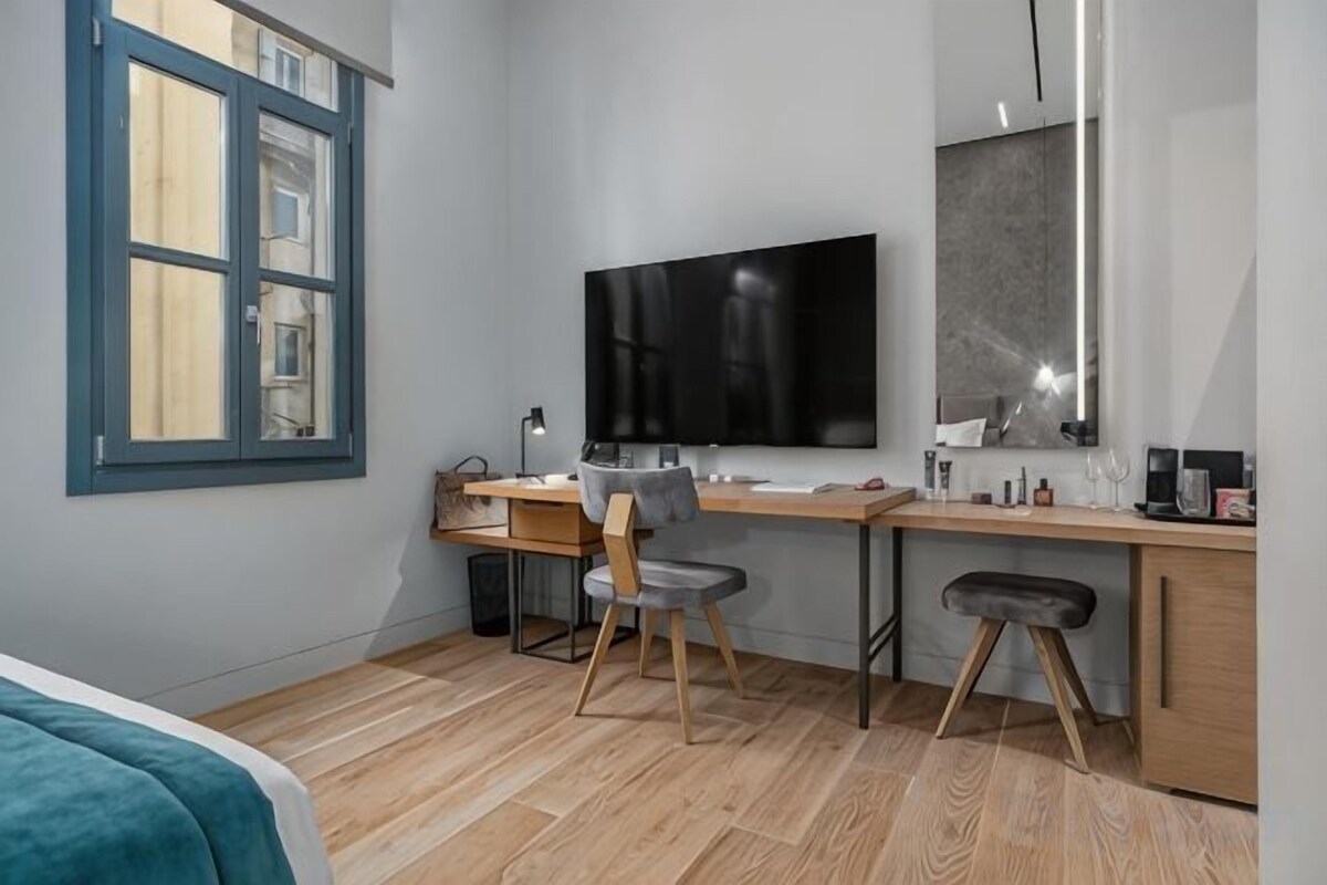 Allergitestade sängkläder, minibar och värdeförvaringsskåp på rummet