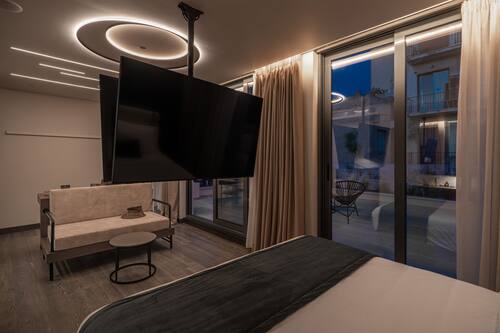 Hellenic Vibes Suite | リビング エリア | 55 インチのスマートテレビ (衛星放送視聴可)、テレビ、Netflix