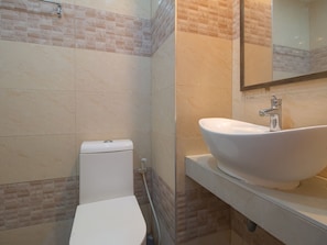 Standard Twin Room | Bathroom | Shower, free toiletries, bidet, towels