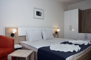 28 Schlafzimmer, Zimmersafe, Schreibtisch, Bügeleisen/Bügelbrett