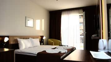 28 chambres, coffres-forts dans les chambres, bureau