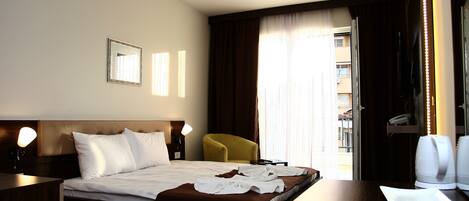 28 Schlafzimmer, Zimmersafe, Schreibtisch, Bügeleisen/Bügelbrett