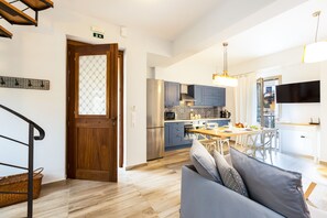 Chambre Duplex Deluxe | Aire de séjour | Téléviseur ACL de 43 po avec télévision par satellite, téléviseur