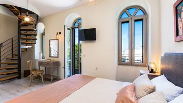 Deluxe Duplex | 2 bedrooms, in-room safe, desk, blackout drapes