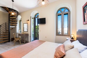 Deluxe Duplex | 2 bedrooms, in-room safe, desk, blackout curtains