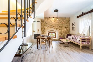 Deluxe Duplex | Living area | 43-inch LCD TV with satellite channels, TV - Philoxenia Villas (Mylopotamos)