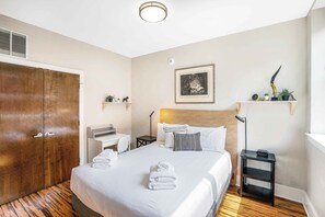 2 slaapkamers, een strijkplank/strijkijzer, gratis wifi, beddengoed