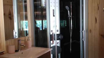 Een douche, een haardroger, handdoeken, zeep