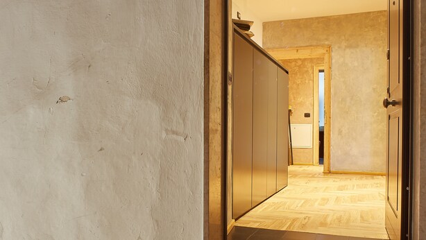 A hotel entrance with a wooden door, a welcome mat, and a tiled floor. - Appartamenti Università di Verona (Verona)