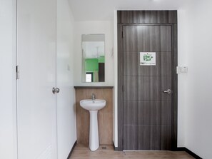 Deluxe Double Room | Bathroom | Shower, rainfall showerhead, bidet, towels - Casa Lily (Quezon City)