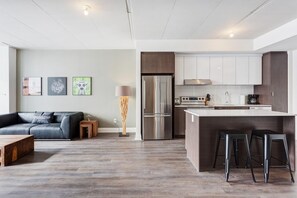 Appartement, 1 grand lit | Coin séjour | Télévision à écran plat de 42 pouces avec chaînes numériques, télévision