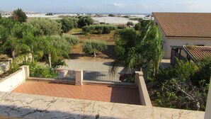 Zona residencial con vistas a un pueblo costero.