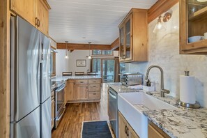 House, 2 Bedrooms | Private kitchen | Fridge, oven, coffee/tea maker, toaster - 12 Central 2 Bedroom Home by Redawning (Bend)