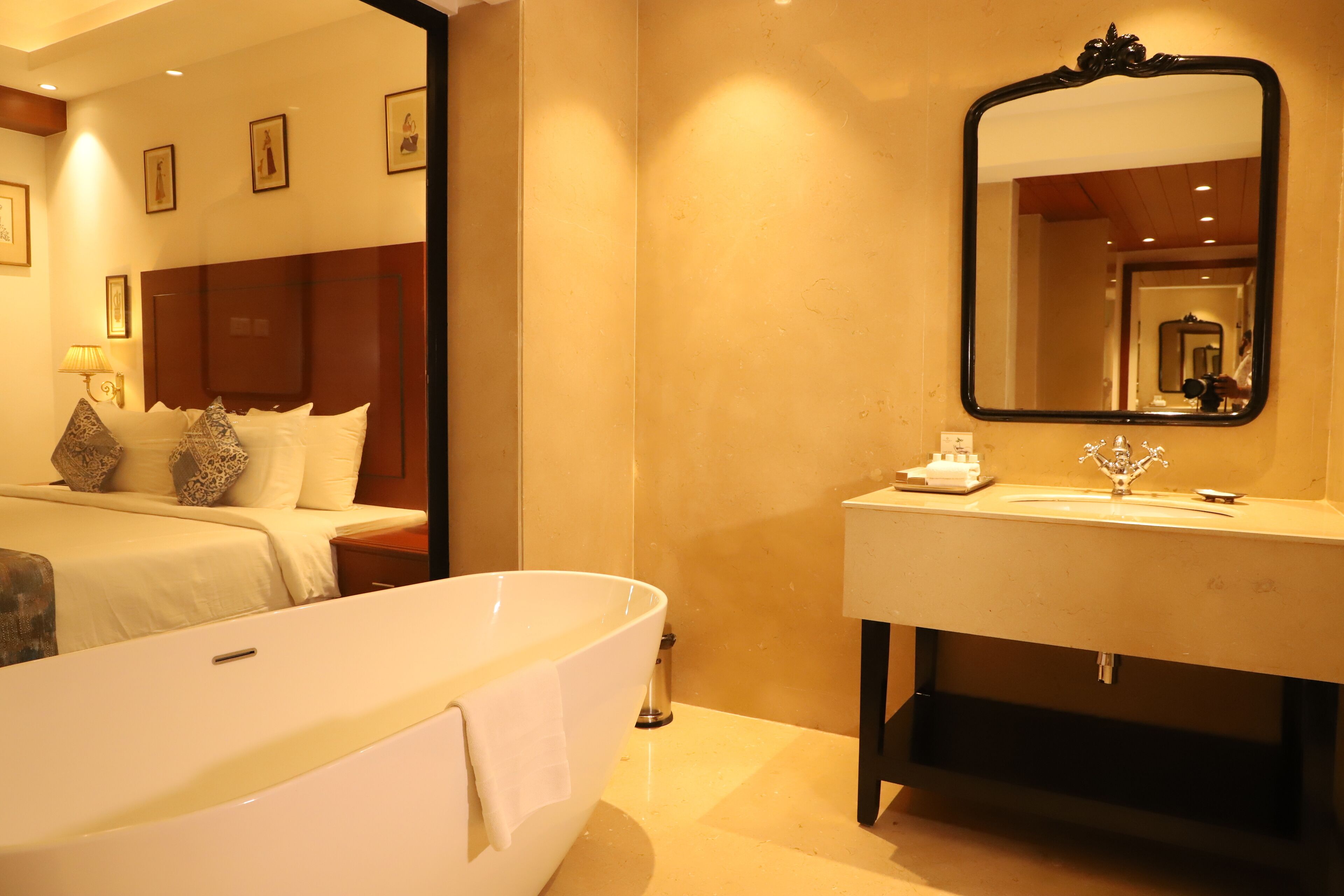 Une salle de bain d’hôtel avec une grande baignoire, un lavabo et un miroir.