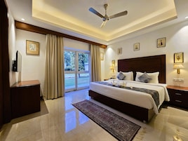 Luxury Suite | Premium bedding, minibar, in-room safe, individually decorated