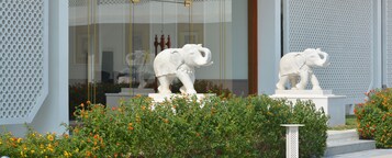 Una piscina al aire libre, sillones reclinables de piscina