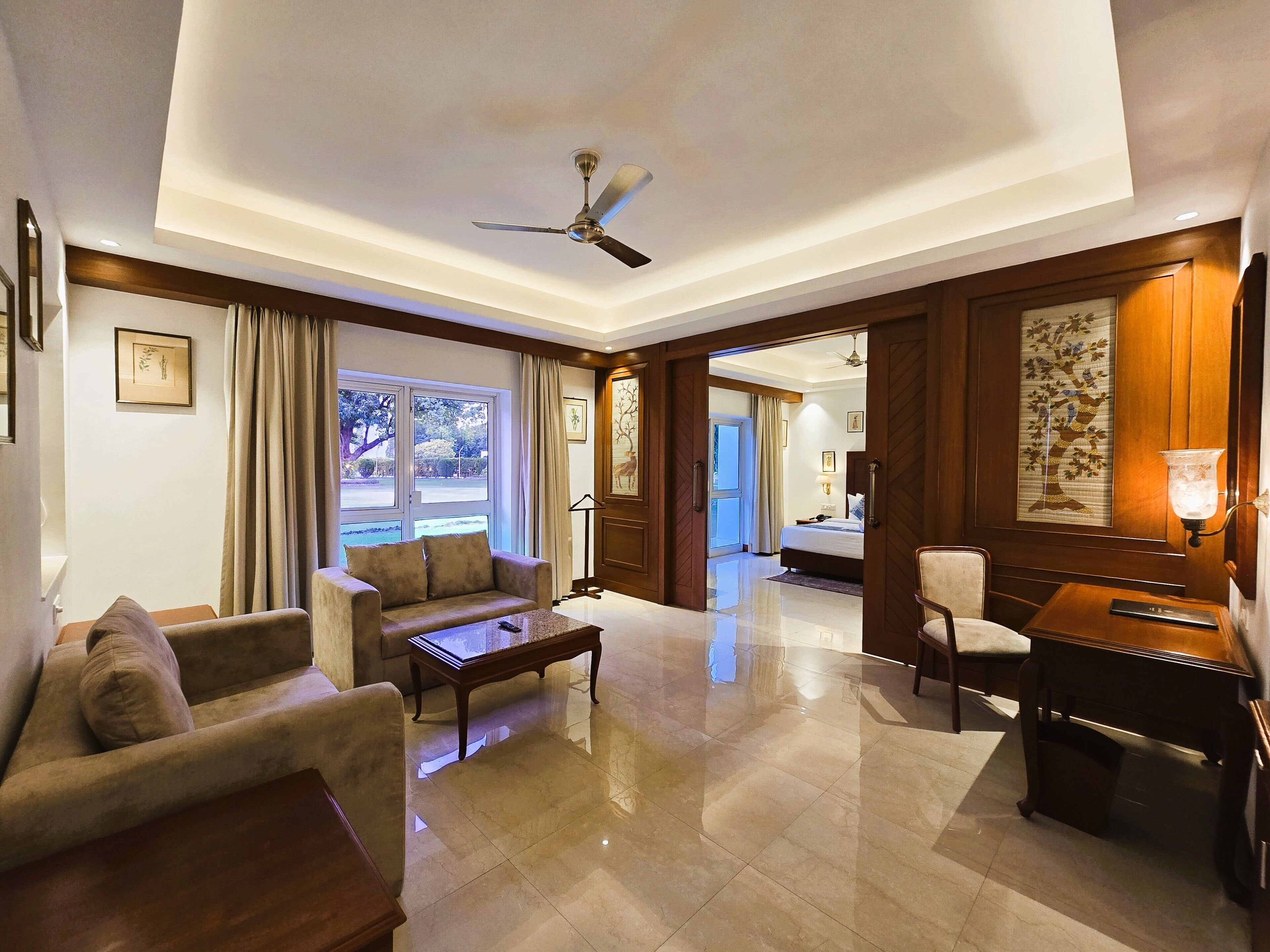 Phòng Suite Cao cấp | Bộ đồ giường cao cấp, minibar, két bảo mật tại phòng 