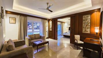 Phòng Suite Cao cấp | Bộ đồ giường cao cấp, minibar, két bảo mật tại phòng