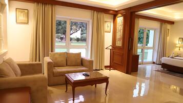 Luxe suite | Luxe beddengoed, een minibar, een kluis op de kamer