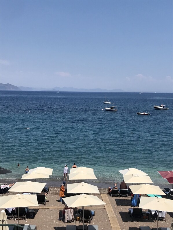 Una spiaggia nelle vicinanze, un bar sulla spiaggia