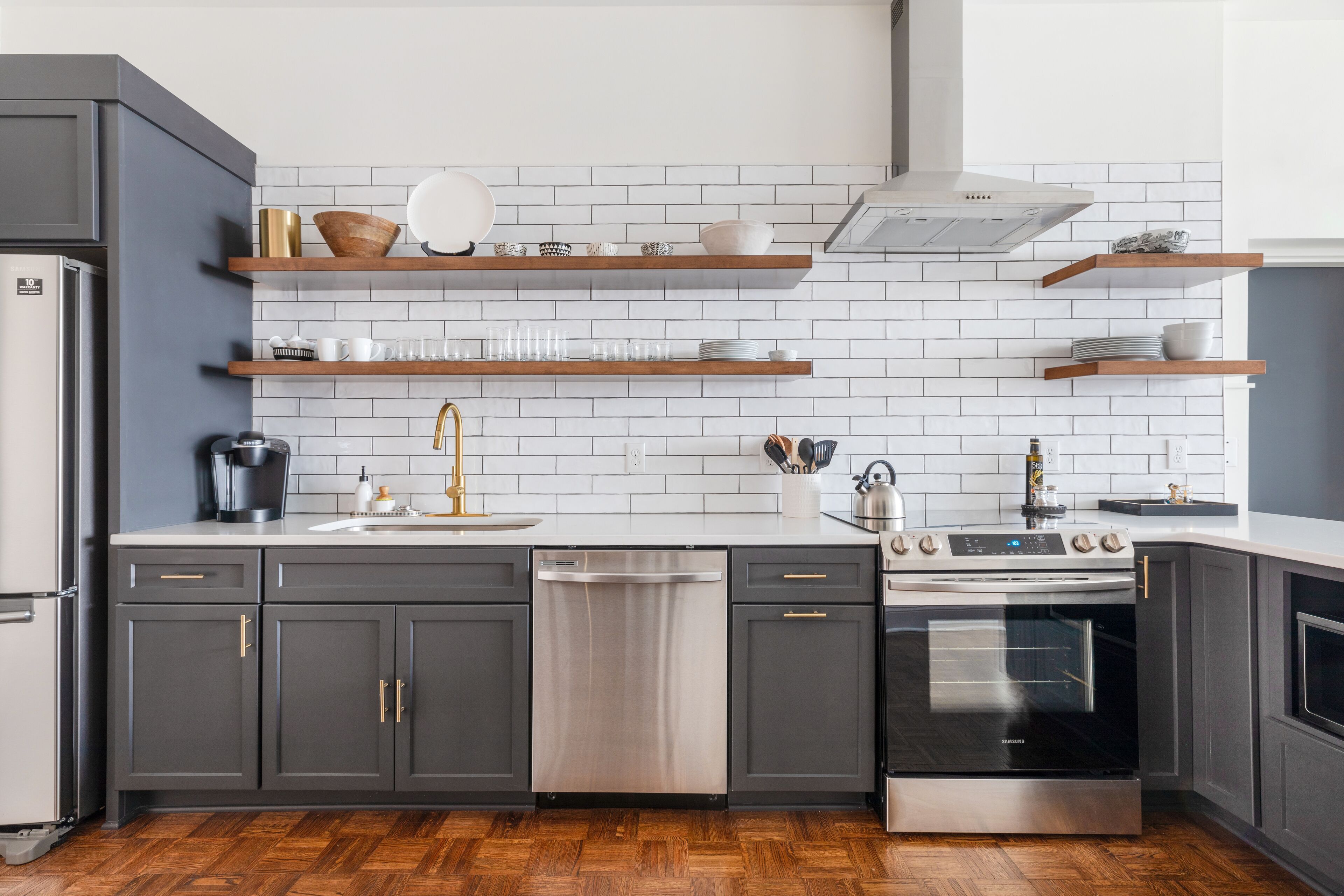 Een koelkast, een magnetron, een oven, een kookplaat