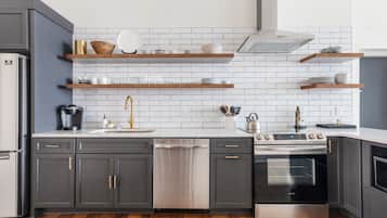 Een koelkast, een magnetron, een oven, een kookplaat