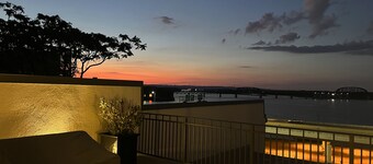 The PRES@The 713! Penthouse Suite with private rooftop patio, on Bourbon Trail!