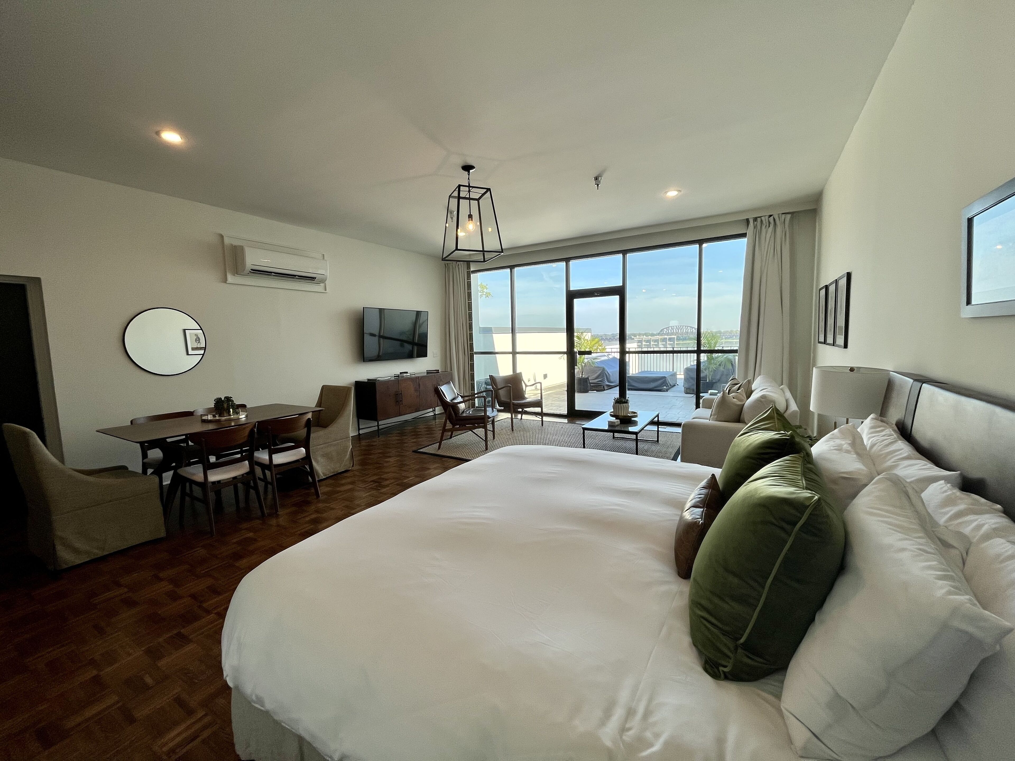 1 camera, una scrivania, ferro/asse da stiro, culla da viaggio