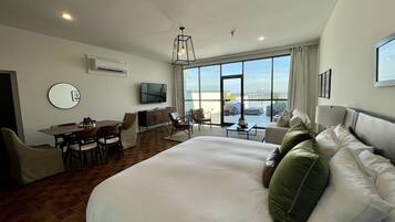 1 camera, una scrivania, ferro/asse da stiro, culla da viaggio