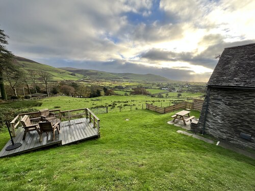 Beautiful Converted Barn. Dogs welcome. Dog play field. Walk to local pub.