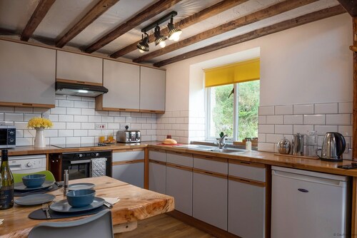 Beautiful Converted Barn. Dogs welcome. Dog play field. Walk to local pub.