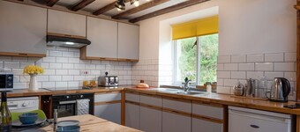 Beautiful Converted Barn. Dogs welcome. Dog play field. Walk to local pub.