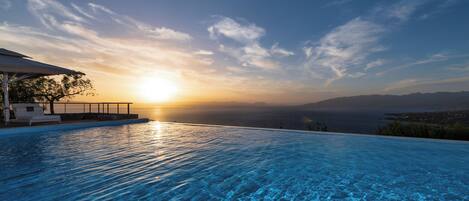 Kauden mukainen ulkouima-allas, aurinkovarjoja, aurinkotuoleja