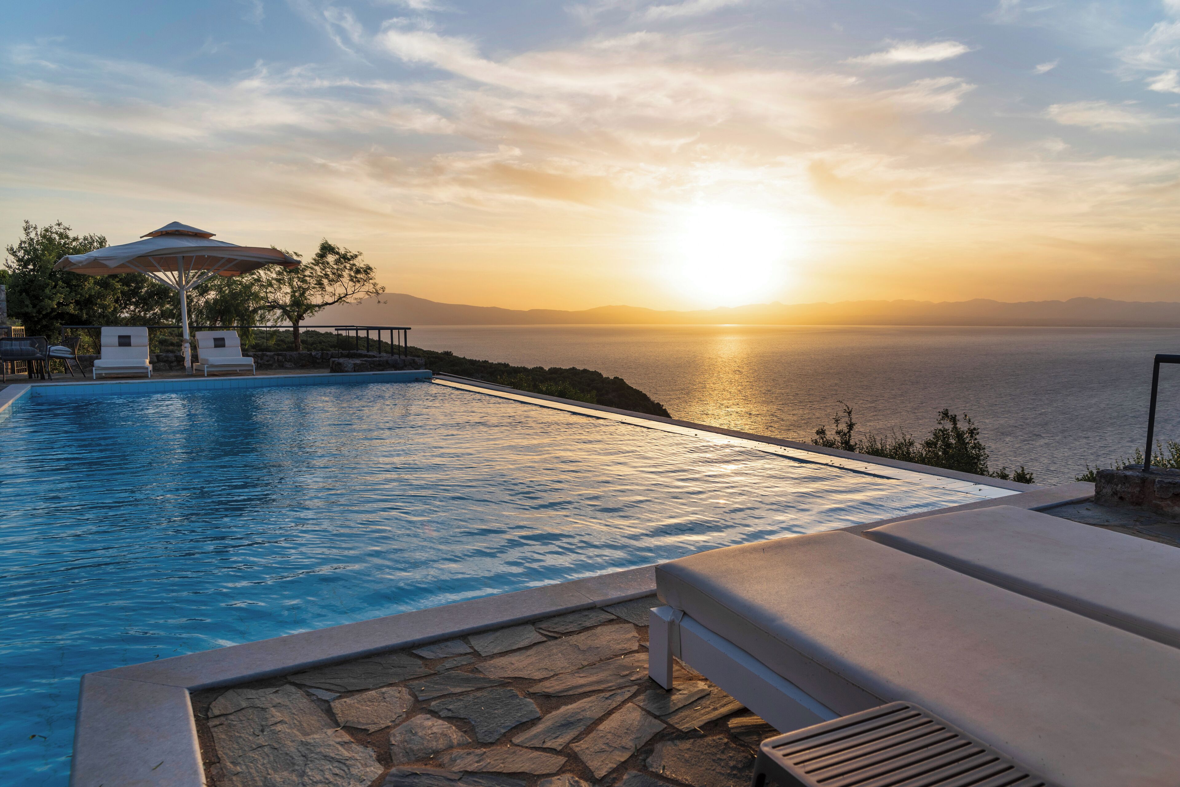 시즌별로 운영되는 야외 수영장, 수영장 파라솔, 일광욕 의자