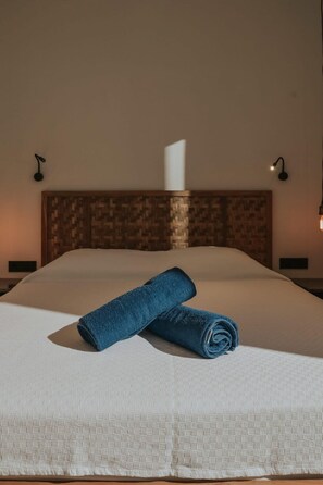 1 bedroom, iron/ironing board, WiFi, bed sheets - Elsa Modern Apartments. One bed Upper level Apt 4 (Pogonia)