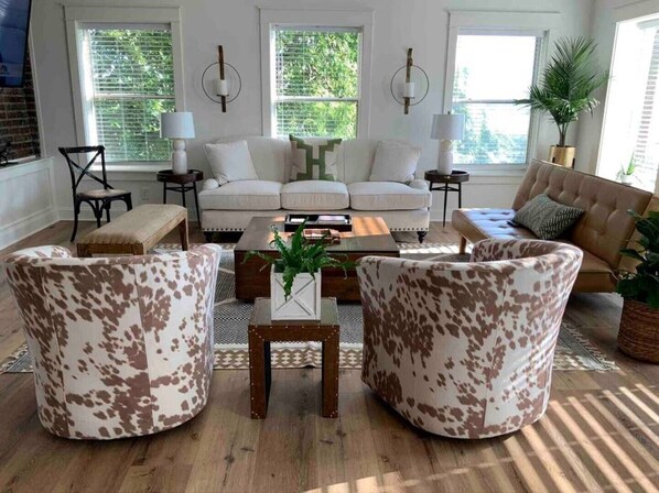 Älytelevisio, kirjoja, tulostin