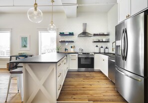 Kjøleskap, mikrobølgeovn, ovn og kokeplater