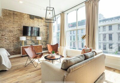 The Churchill@The 713! Large stylish suite on the Bourbon Trail, sleeps 12!