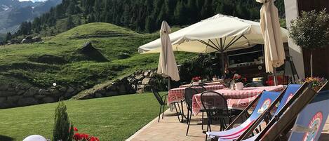 屋外ダイニングエリア