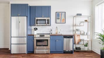 Jääkaappi, mikroaaltouuni, uuni, liesi