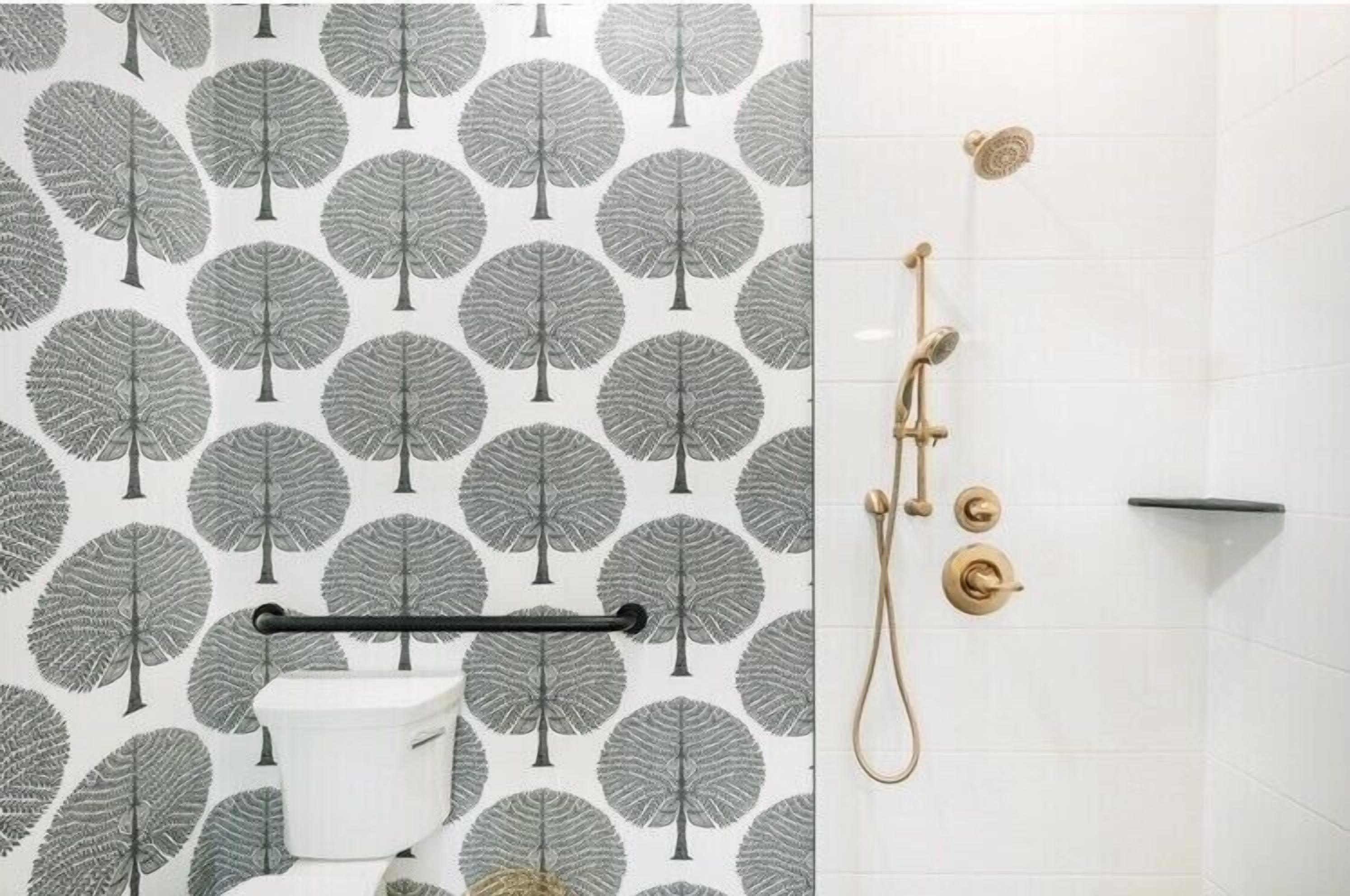 Douche, séchoir à cheveux, serviettes fournies, savon