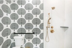 Douche, sèche-cheveux, serviettes fournies, savon