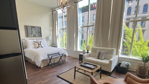 Ein modernes Wohnzimmer mit einem Bett, einem Sofa und einem Couchtisch.