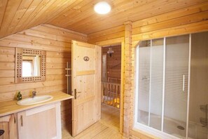 Een douche, een haardroger, handdoeken, zeep