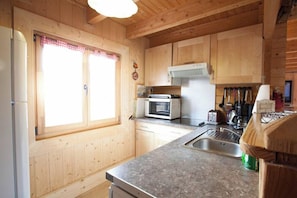 Fridge, microwave, oven, stovetop - Chalet Anais, traditional Alpine feel (Montgenevre)