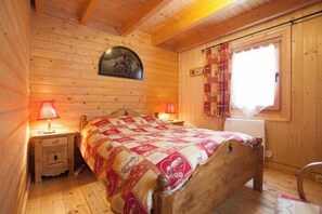 4 slaapkamers, een strijkplank/strijkijzer, reisbedje, gratis wifi