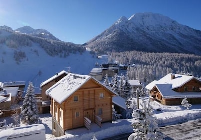 Traditional Alpine chalet for 11 guests in Montgenevre, pet-friendly