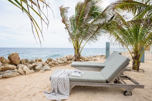 Plage, chaises longues, serviettes de plage